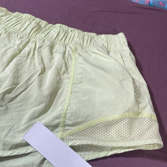 Offline by Aerie 2" running shorts in pale Yellow - Size Medium - Picture 3 of 9